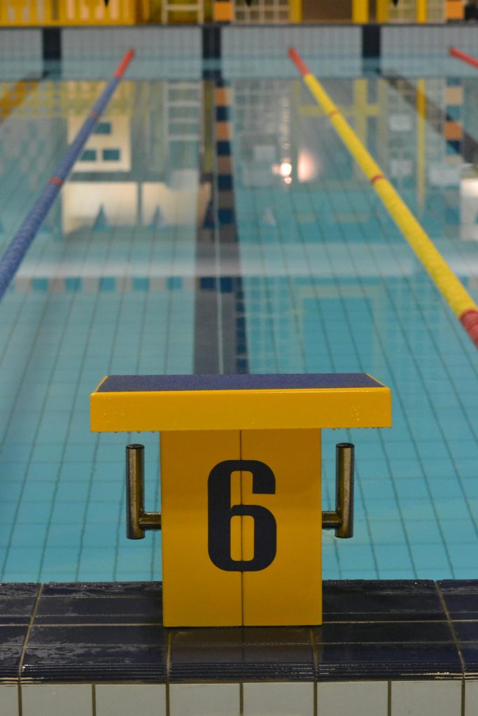 Indoor swimming pool avec plot de départ numéro six, parfait pour les sports et l'entraînement en piscine.