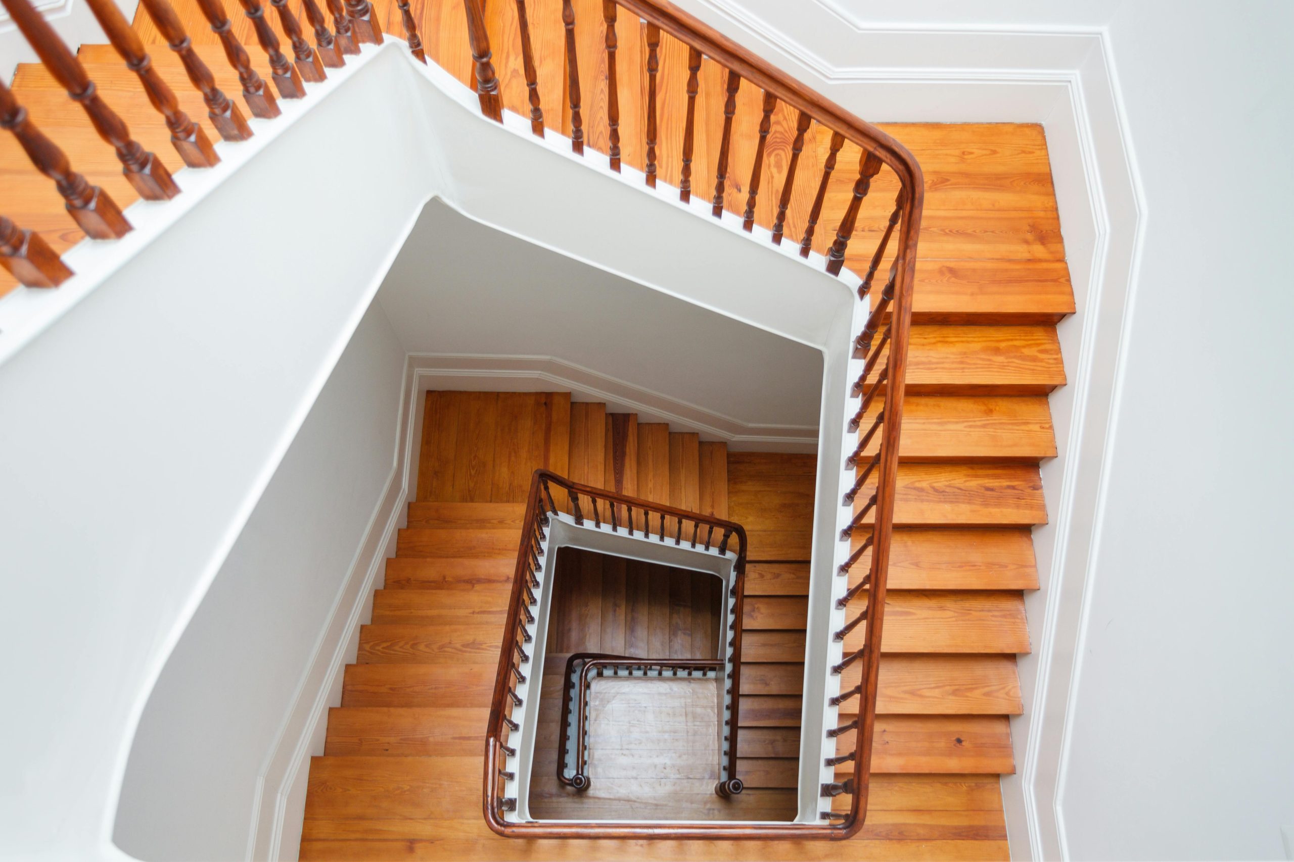 Étapes habillage escalier bois DIY