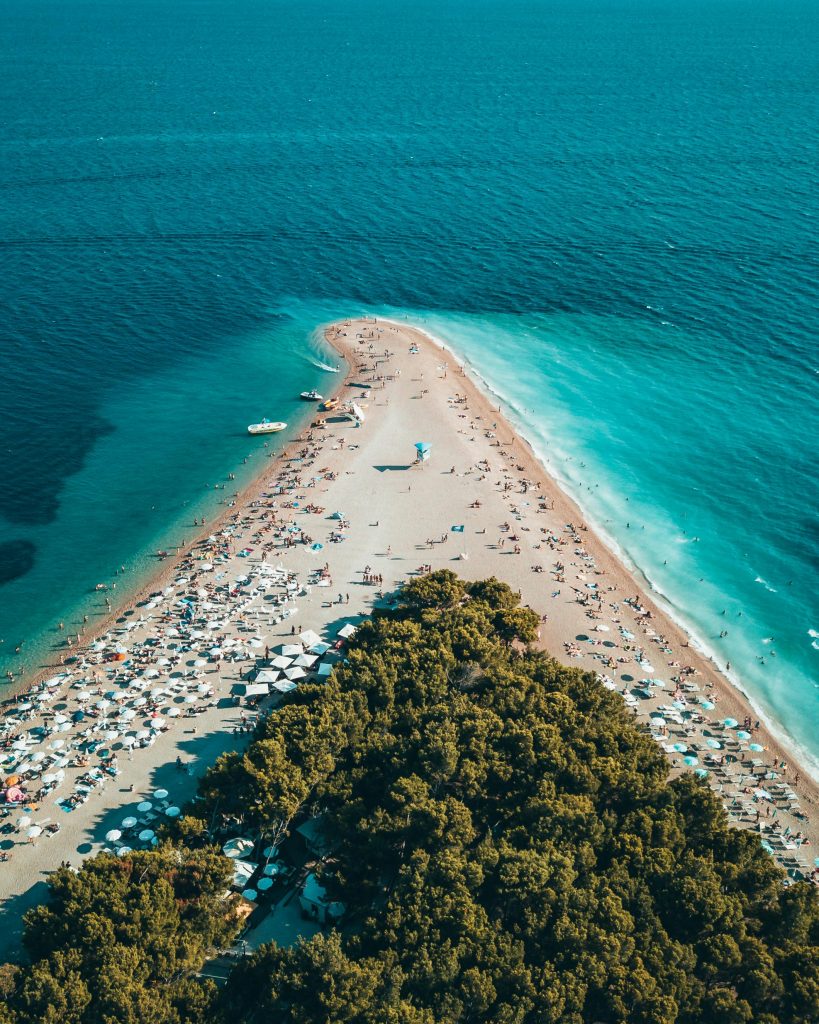 Stunning aerial view de la plage Zlatni Rat à Bol, en Croatie, mettant en valeur des eaux turquoise et une péninsule de sable.