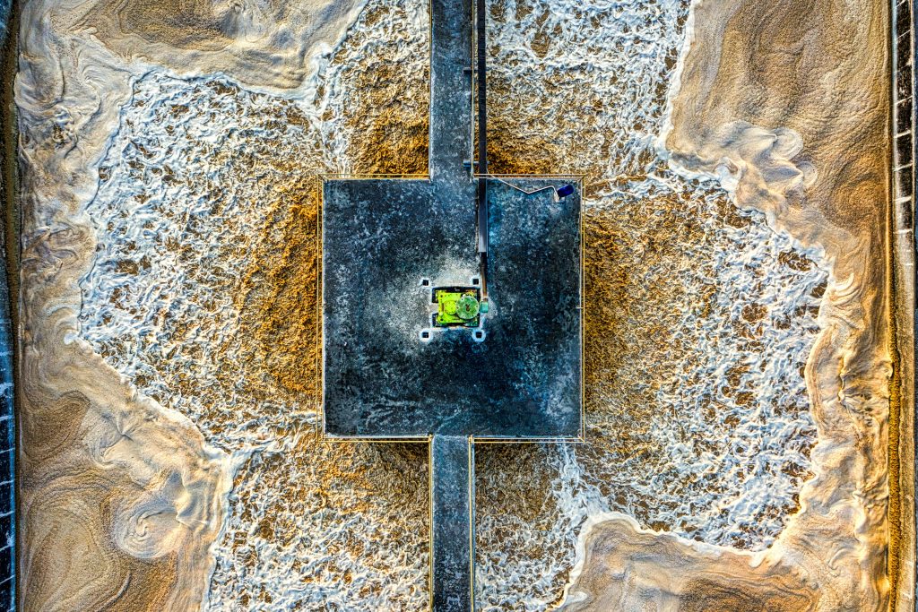 An vue aérienne d'une station d'épuration des eaux usées à Serang, Banten, Indonésie.