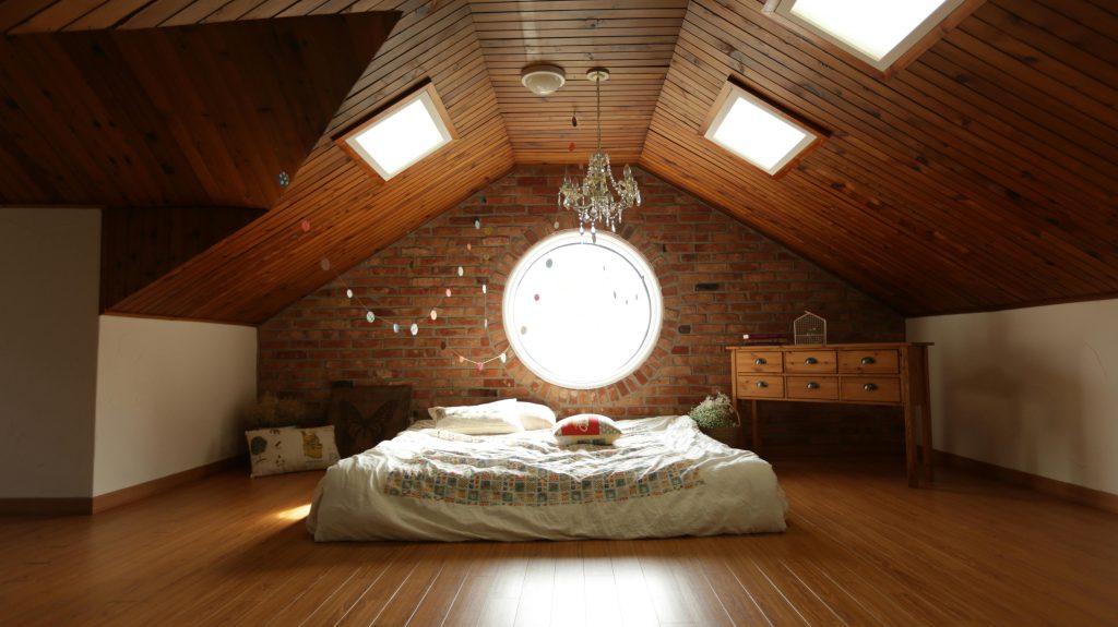 Comment aménager une chambre sous comble très bas ?