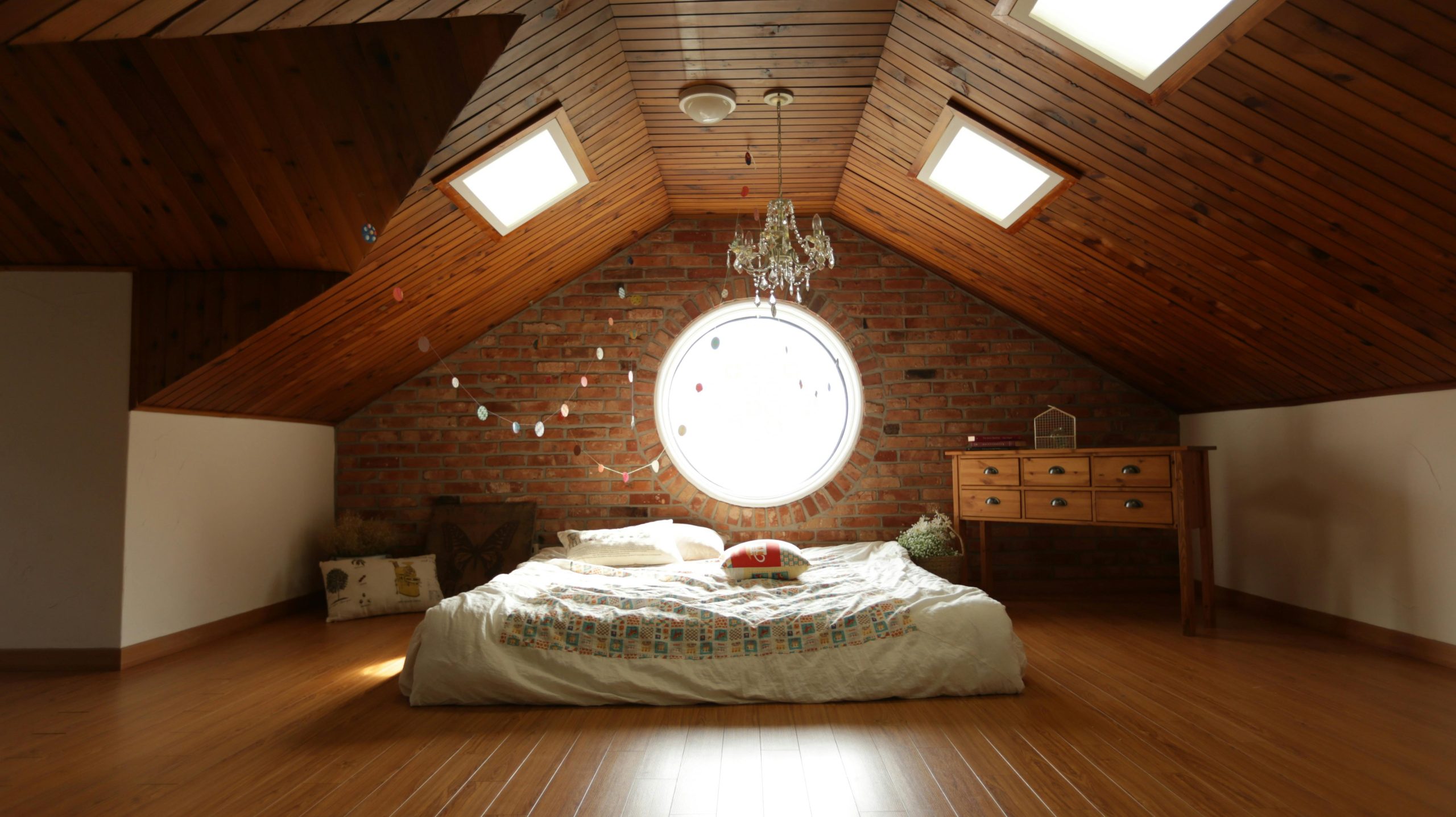 Aménagement chambre sous comble très bas