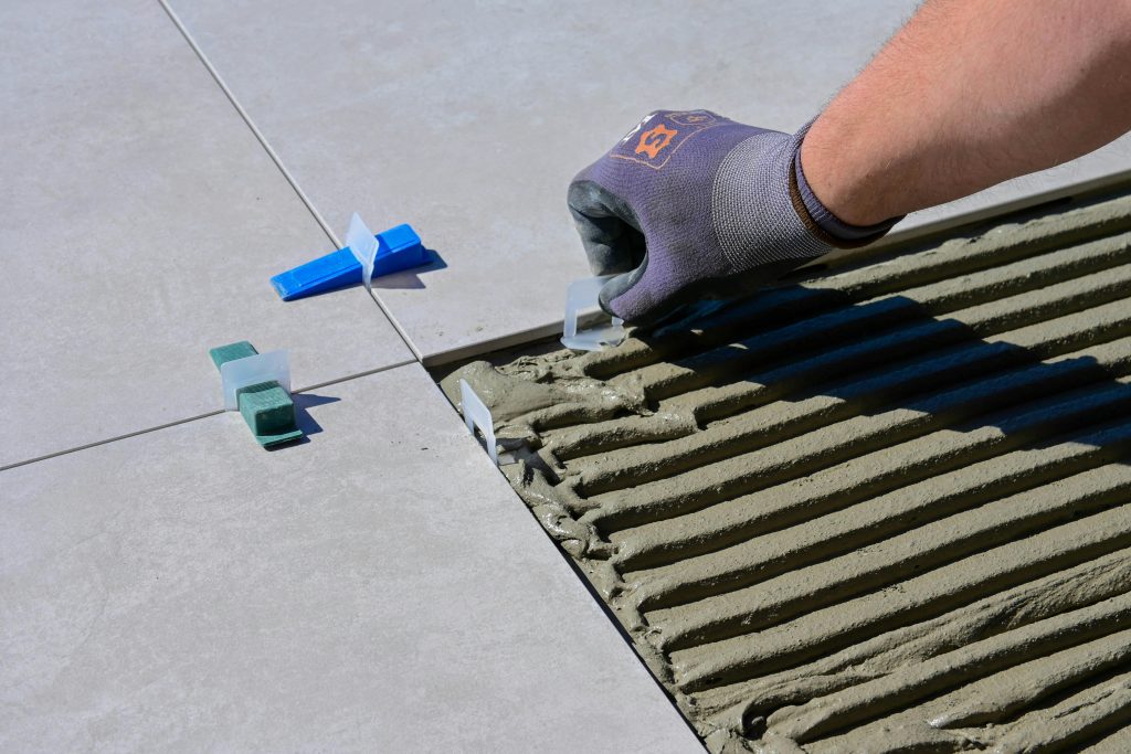 Comment enlever la colle à carrelage efficacement ?