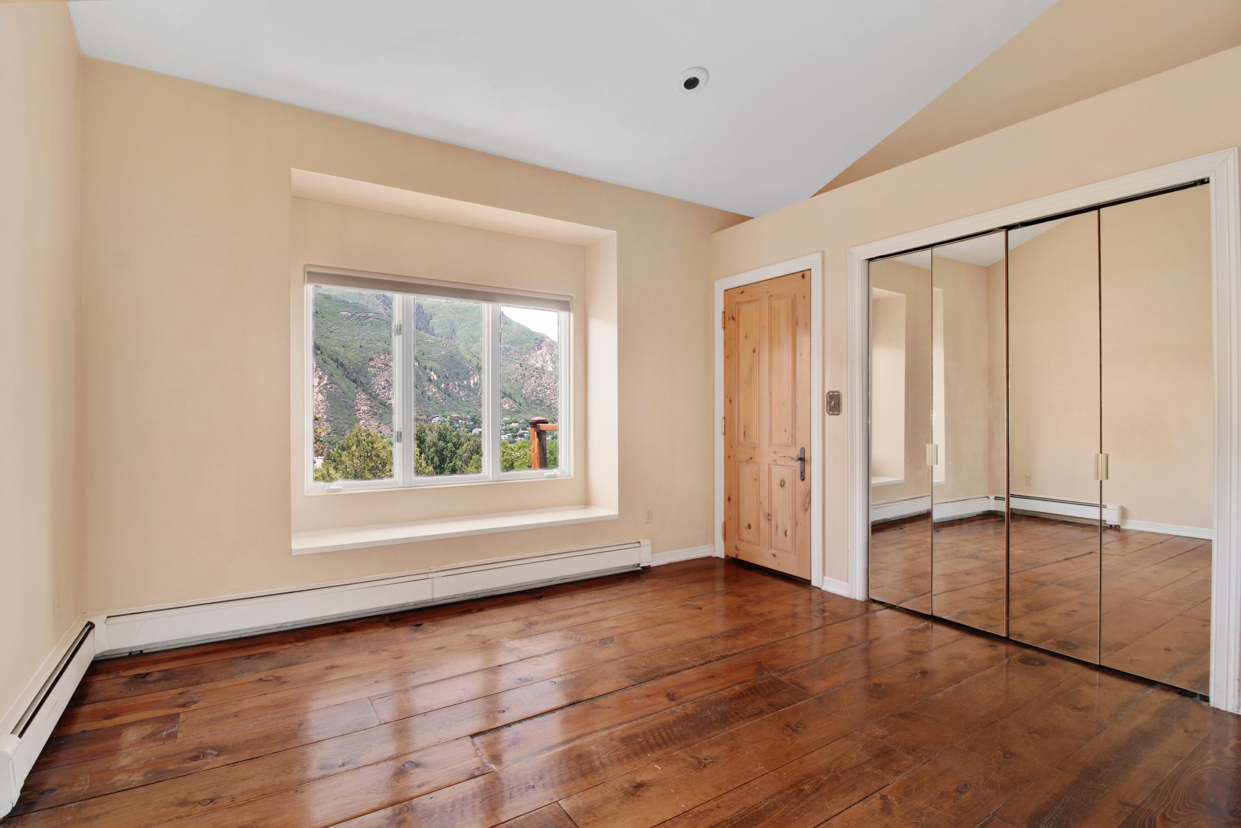 Finitions et peinture d'un soubassement en bois