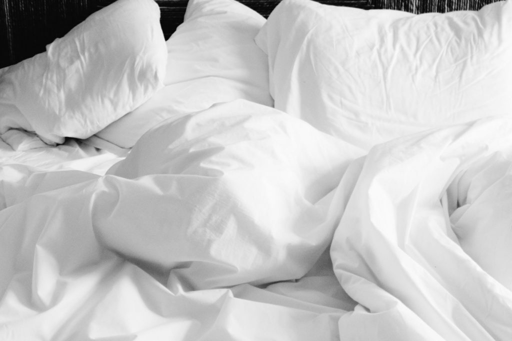 Couette blanche posée sur un lit