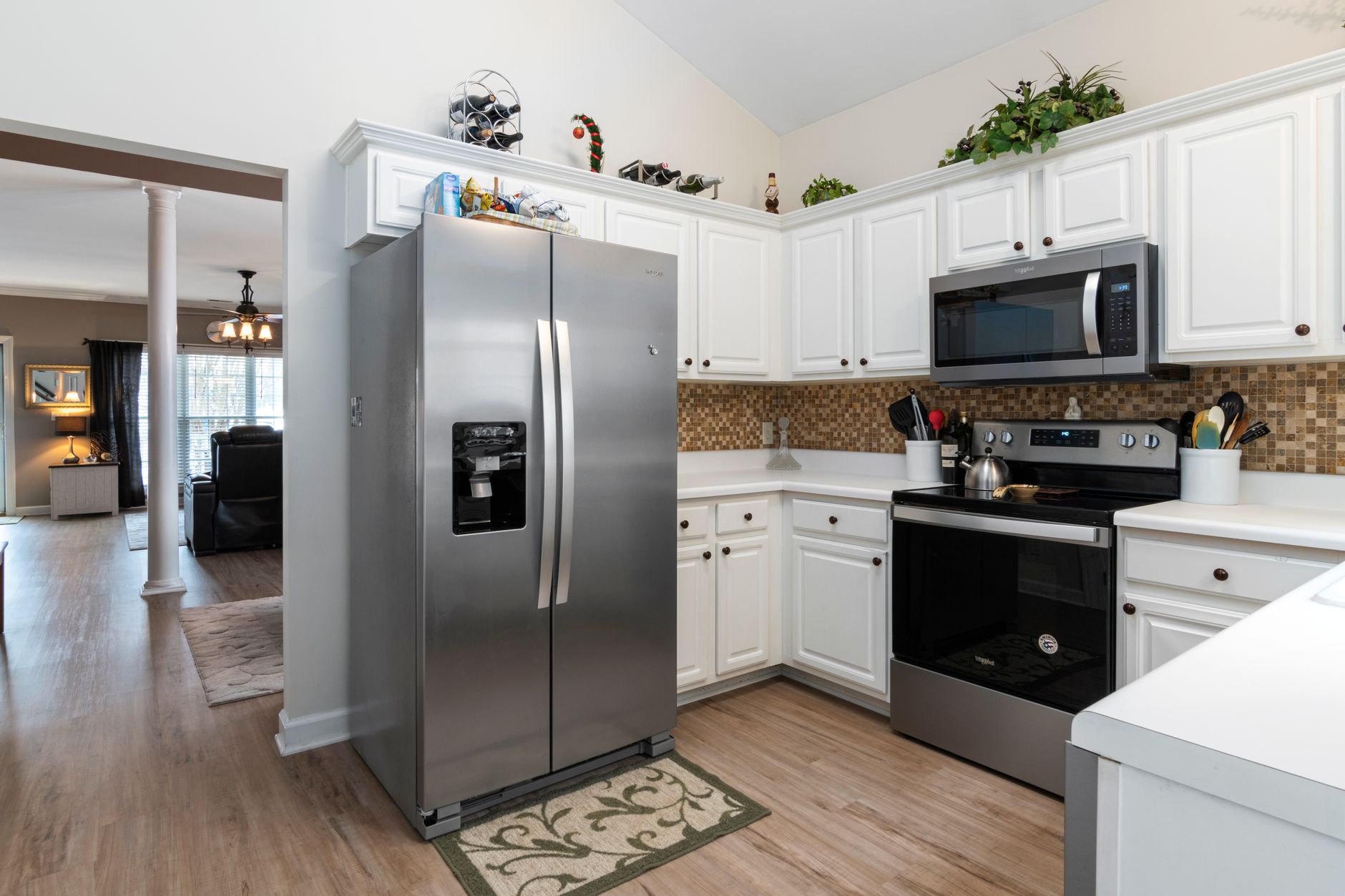 Intérieur de cuisine avec appareils encastrés