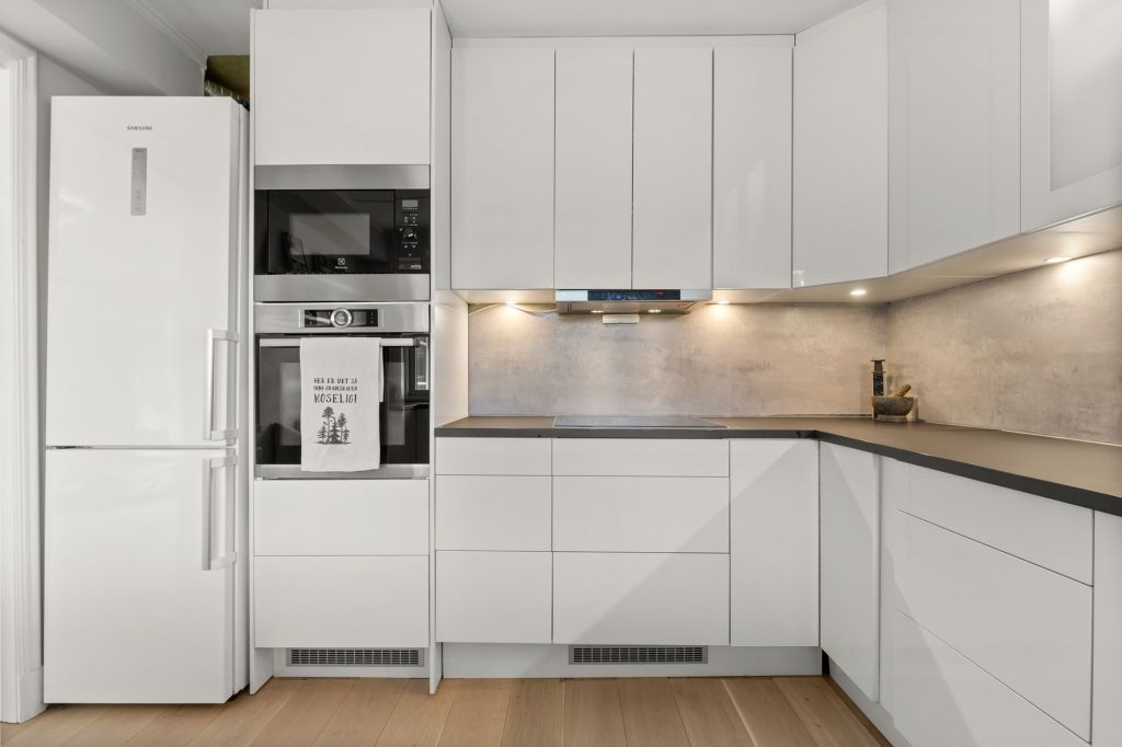 Cuisine moderne avec réfrigérateur intégré