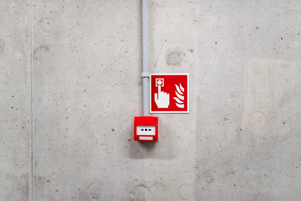 Détecteur de fumée : qui doit l&rsquo;installer et l&rsquo;entretenir ?