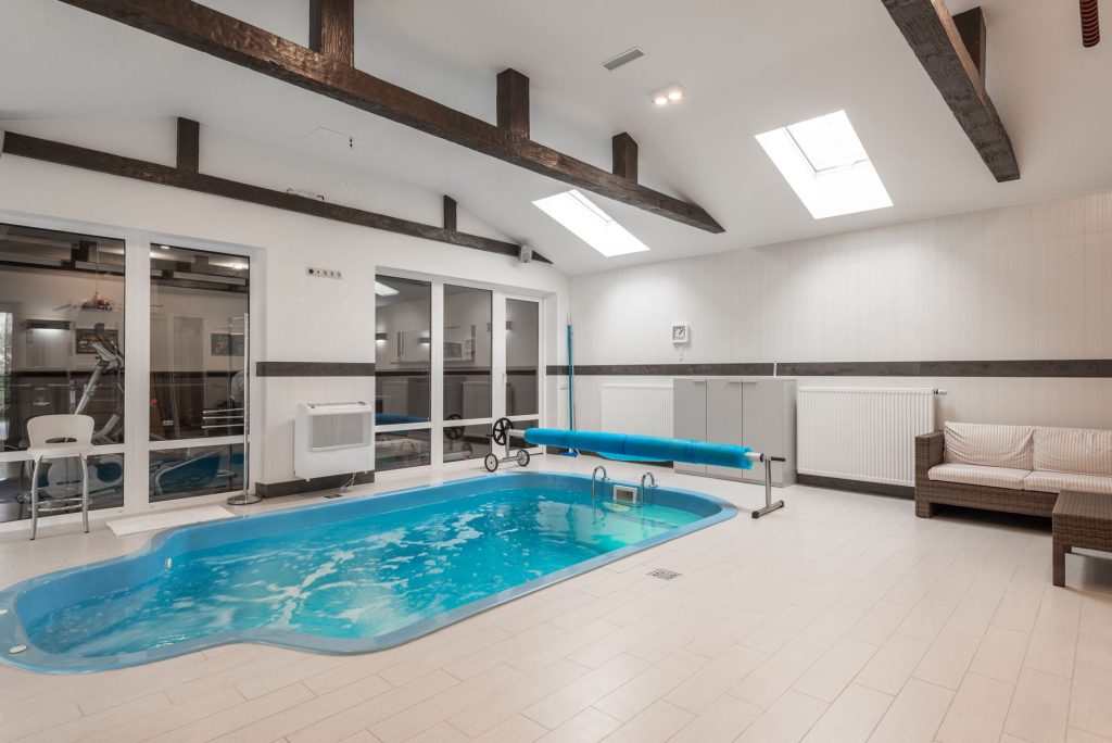 Piscine extérieure avec une eau claire sous une véranda