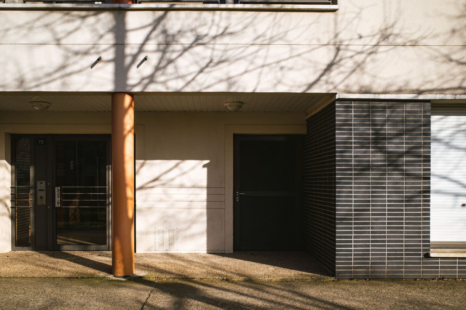 Entrée d immeuble avec porte sécurisée