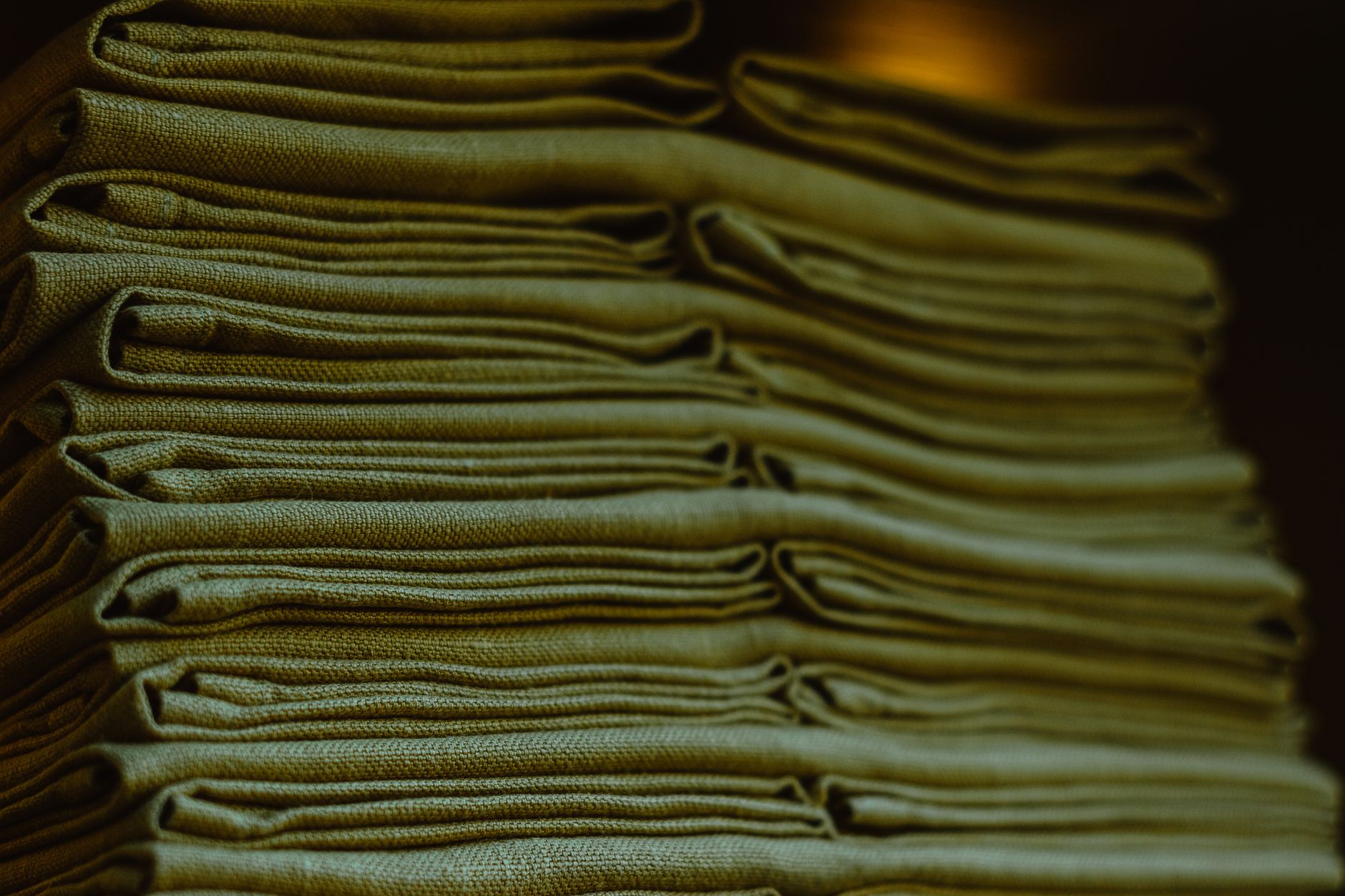 Pile de linge plié posée sur une étagère