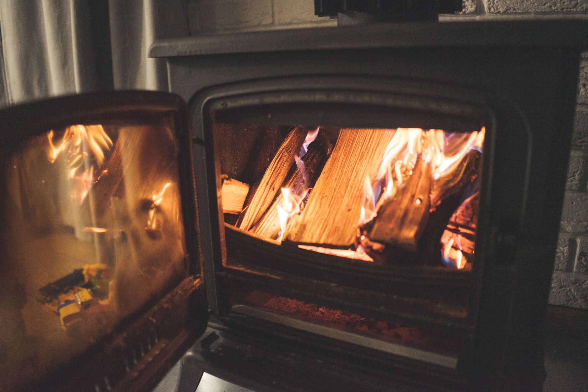 Poêle à bois avec flammes dans un intérieur