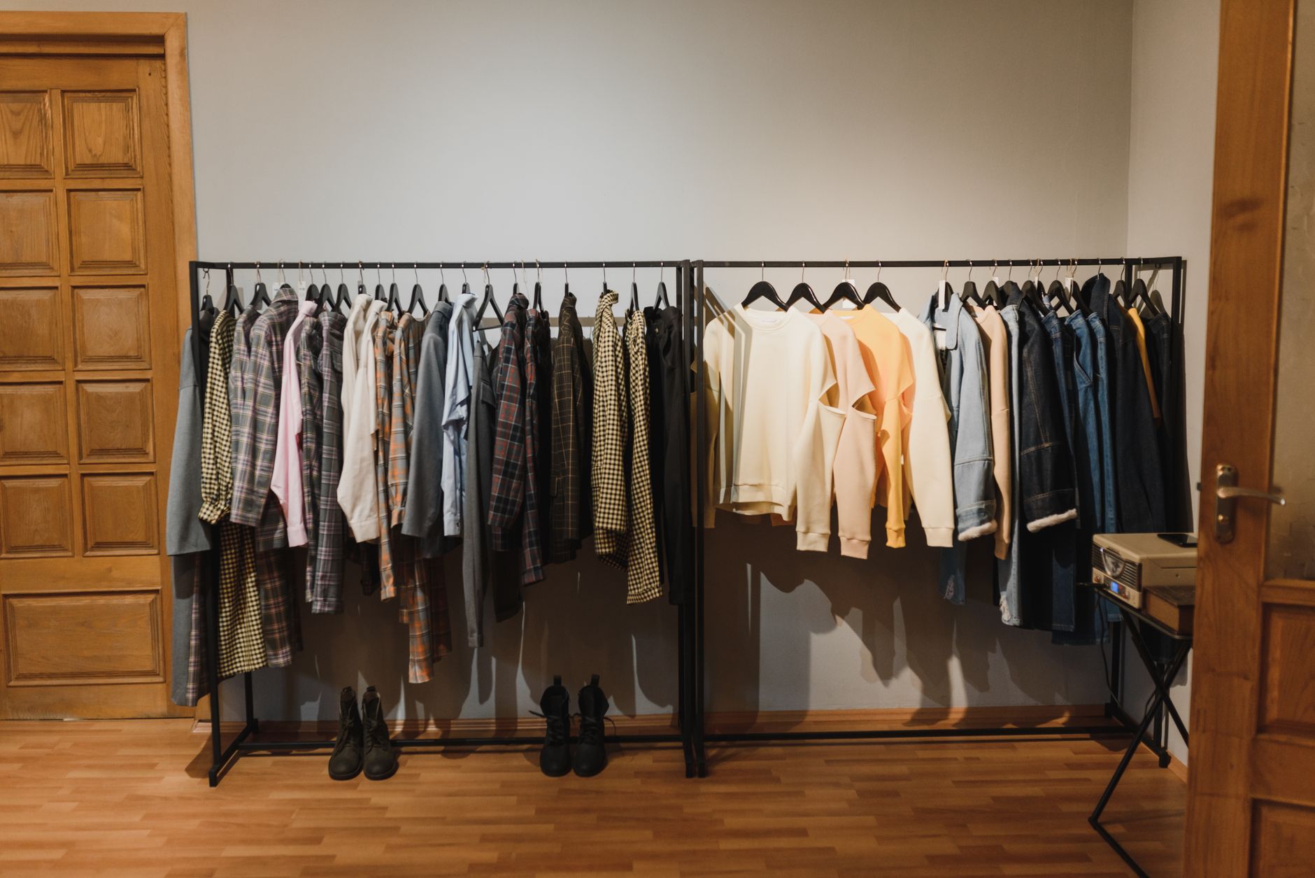 Portant de vêtements installé dans une pièce claire