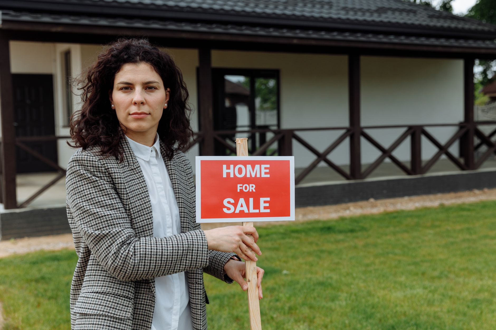Agent immobilier présentant un bien à vendre