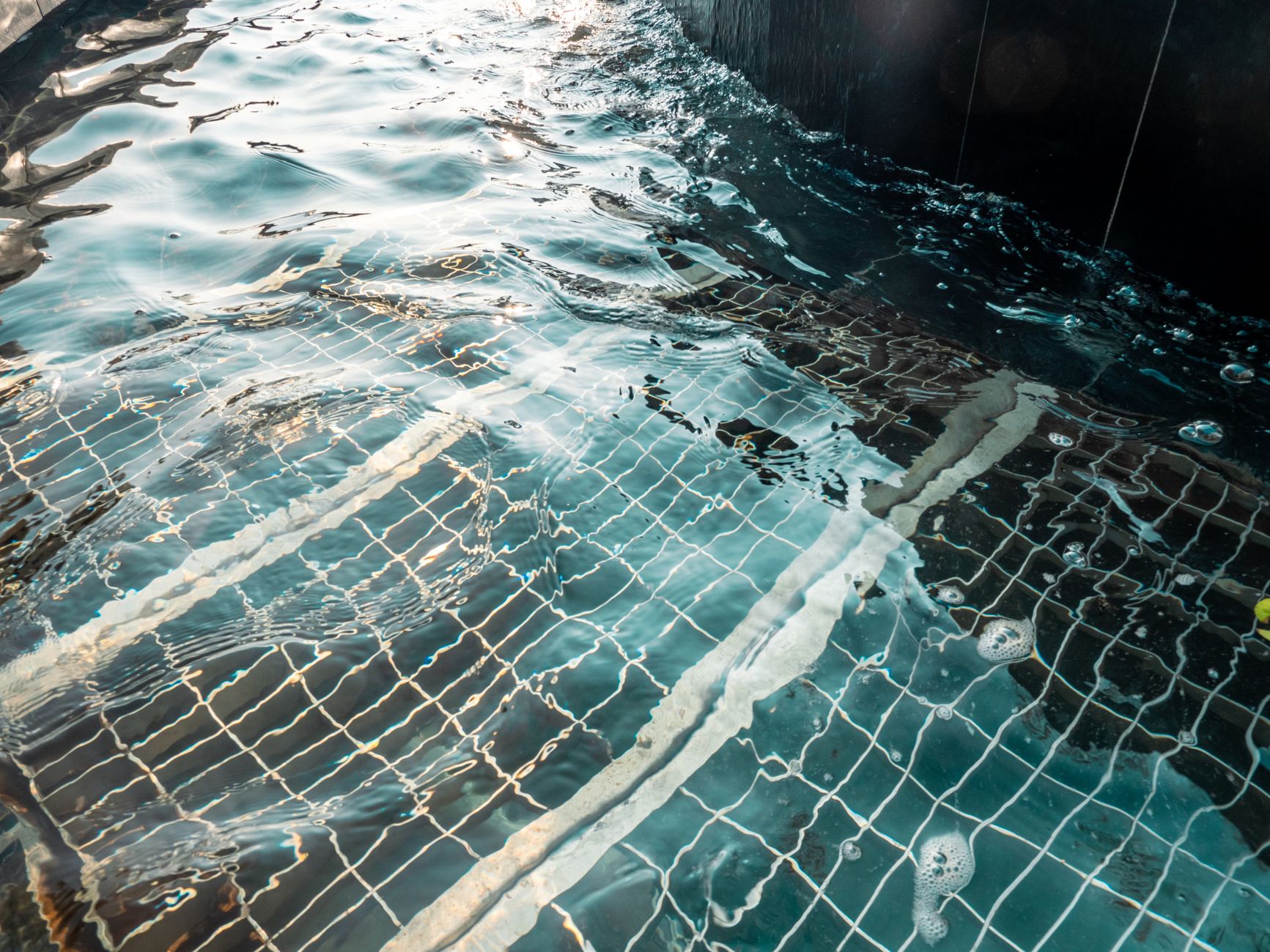 Reflets sur une eau de piscine limpide et calme