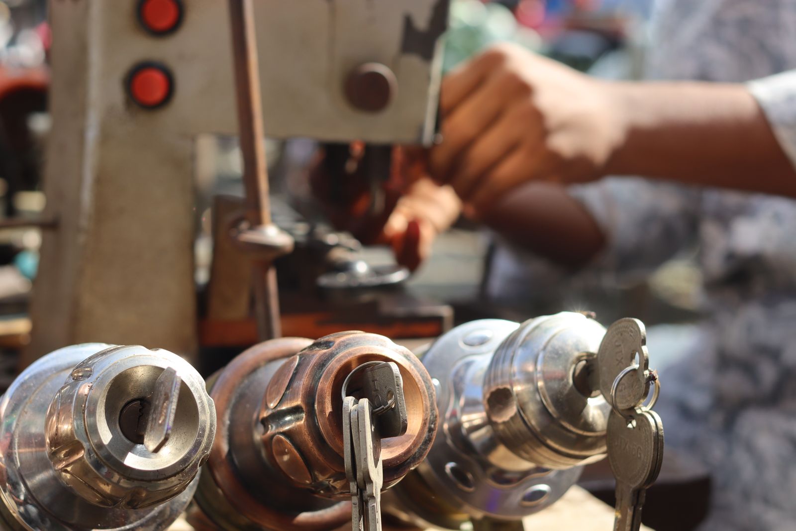 Reproduction de clés sur une machine de serrurier