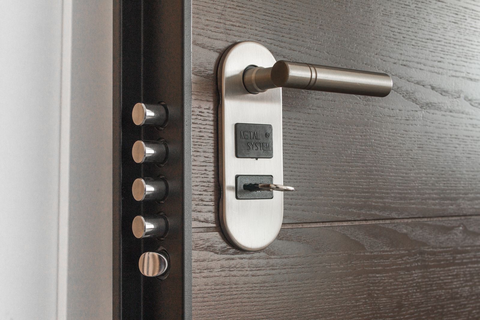 Poignée et serrure de sécurité sur une porte