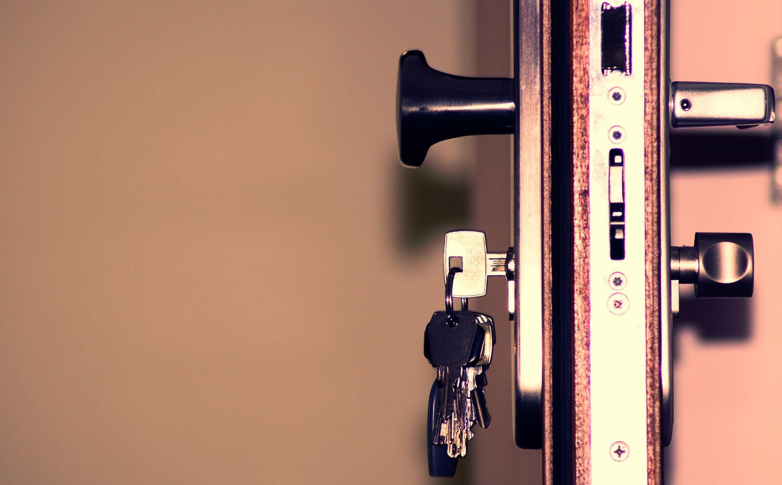 Serrure de porte et trousseau de clés