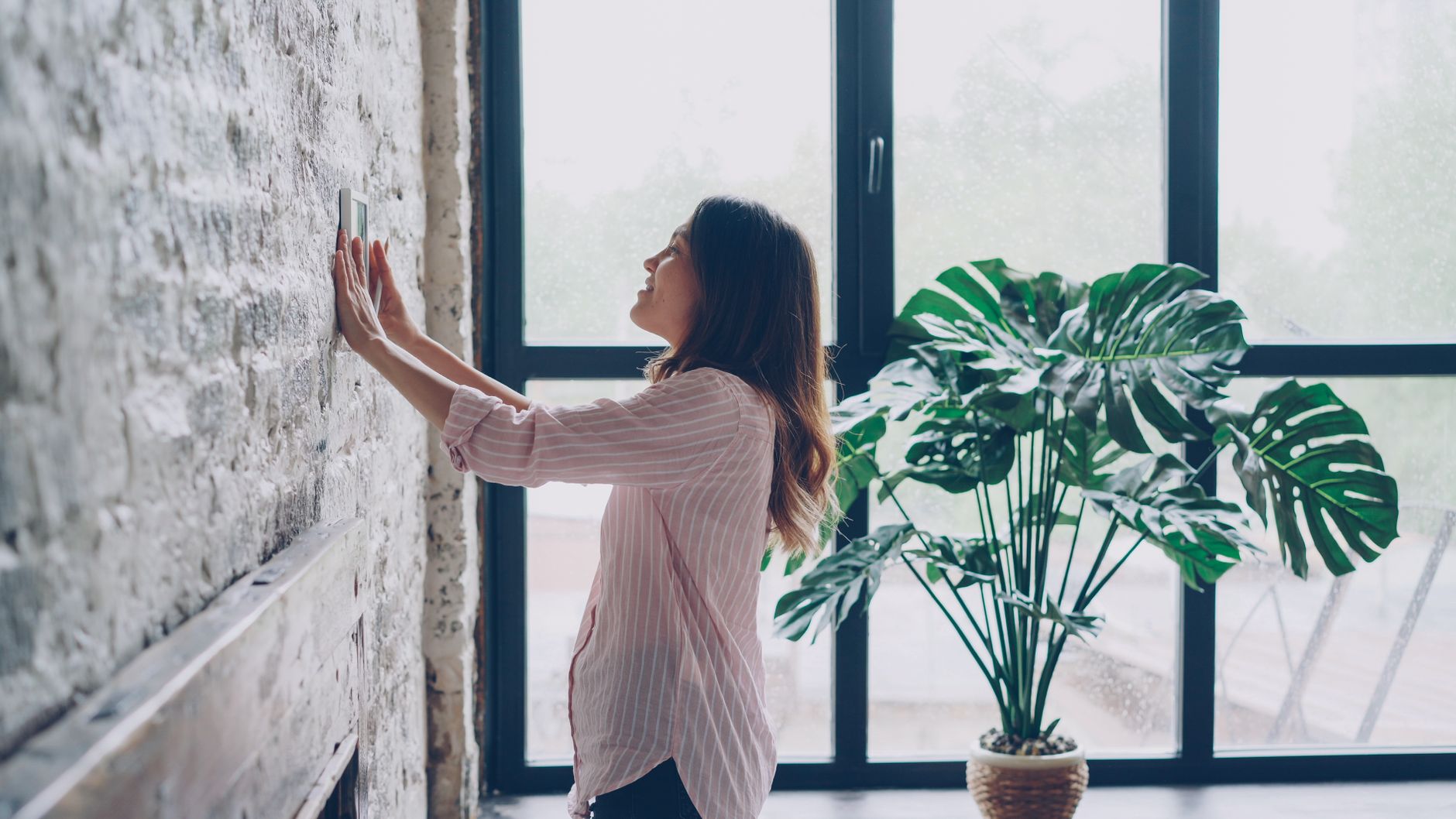 Réglage du thermostat mural dans une pièce lumineuse