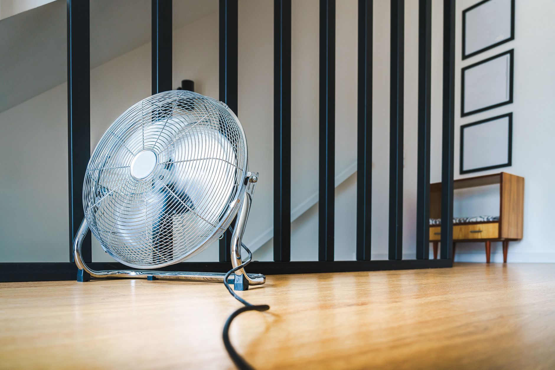 Ventilateur électrique au sol dans une pièce