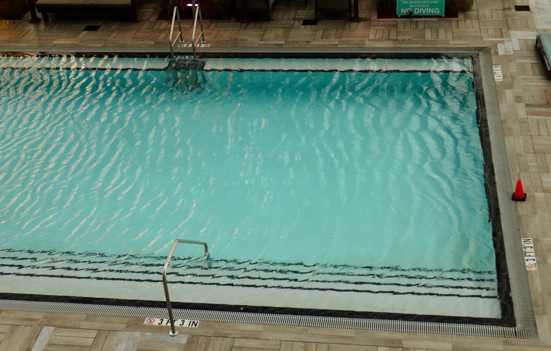 Vue aérienne d'une piscine vide et bien entretenue