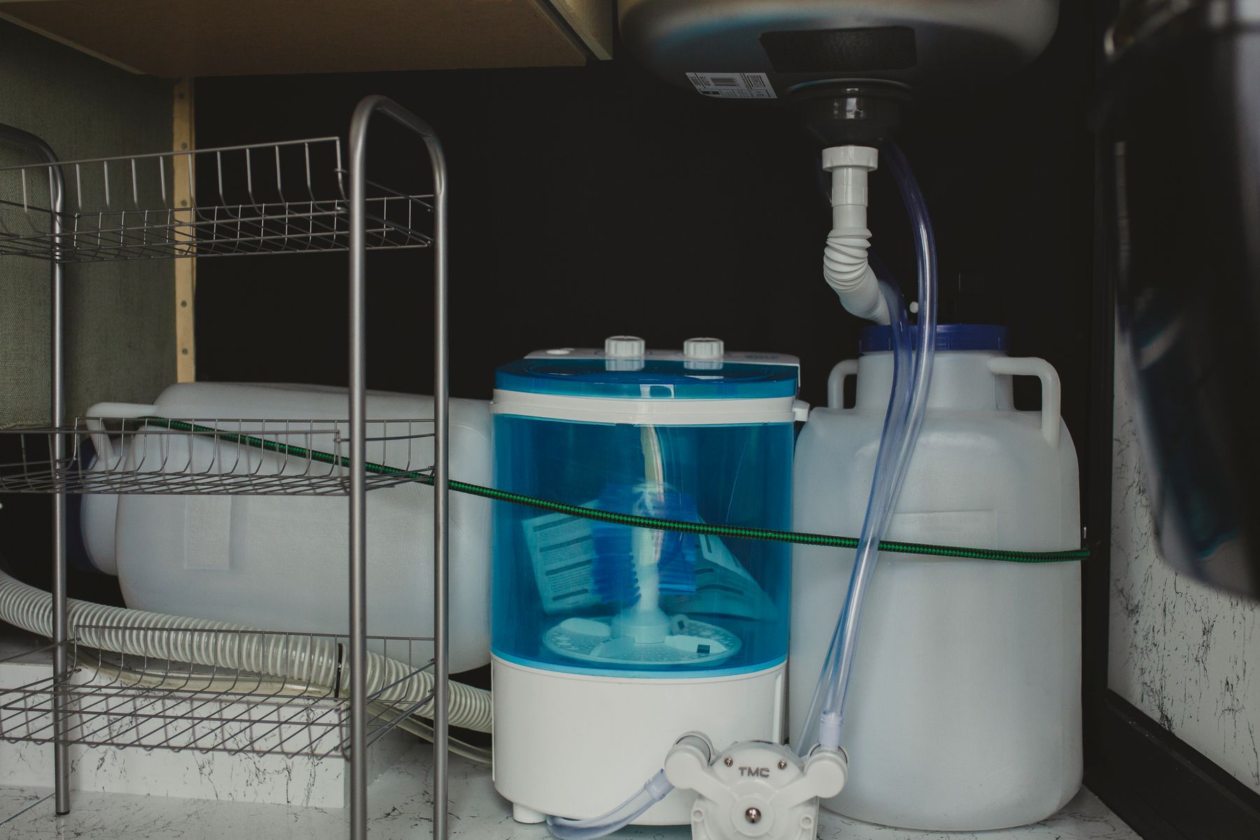 Petit bac et tuyaux d'un système de traitement d'eau