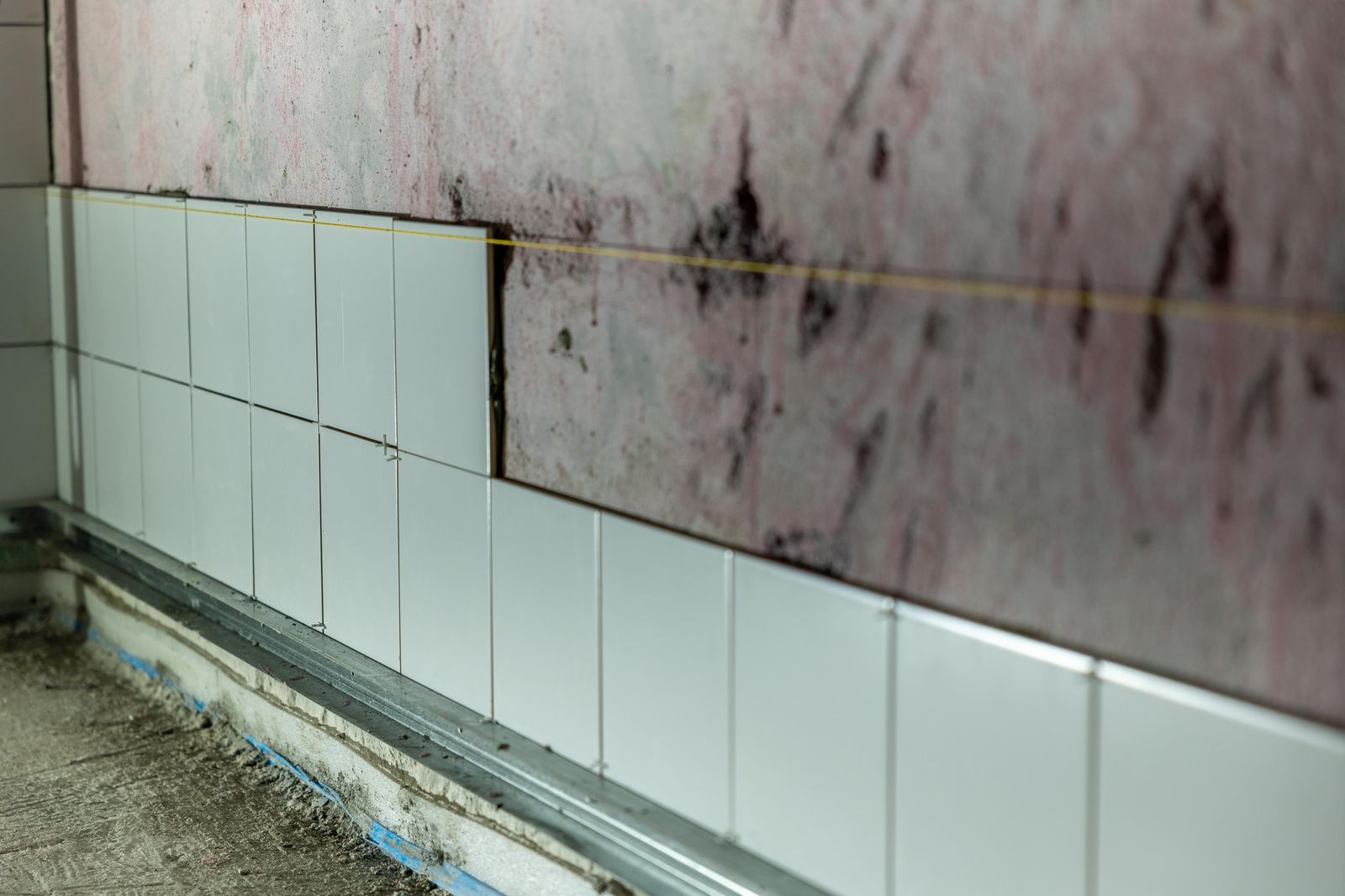 Mur partiellement carrelé pendant des travaux de rénovation