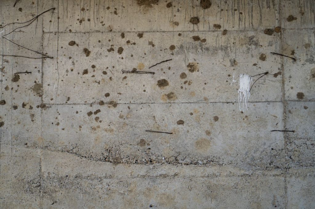Mur en béton brut avec granulats apparents