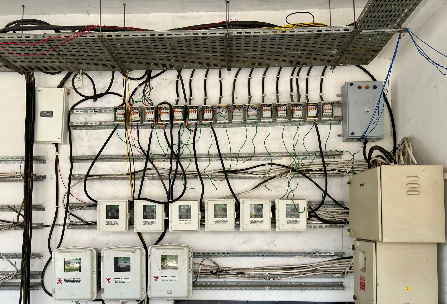 Câblage électrique dense sur un tableau technique