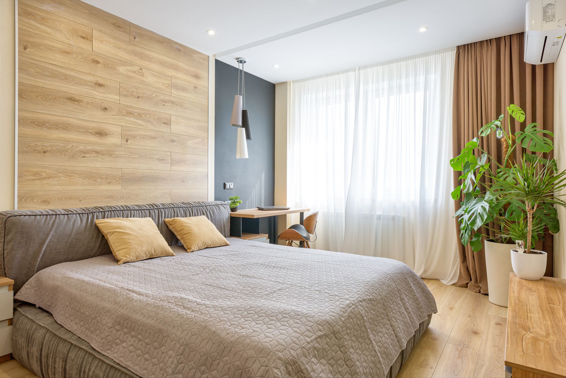 Chambre moderne aux accents de bois clair