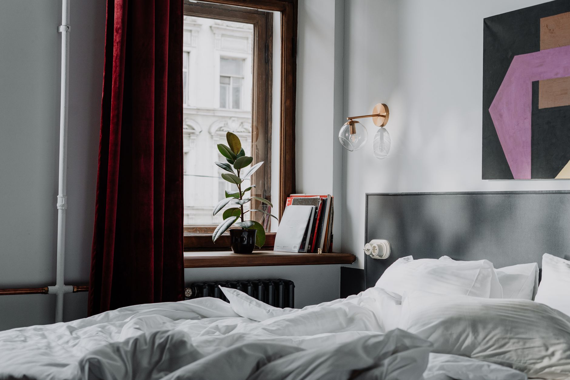 Literie blanche dans une chambre cocooning