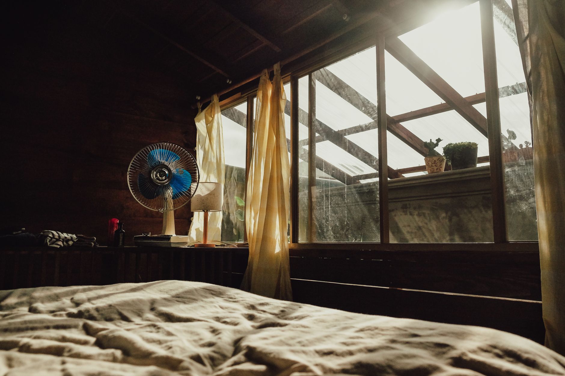 Chambre baignée de lumière du matin à travers un rideau