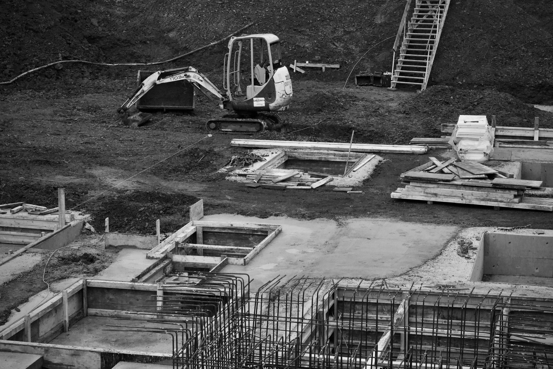 Chantier de terrasse avec panneaux de coffrage en bois