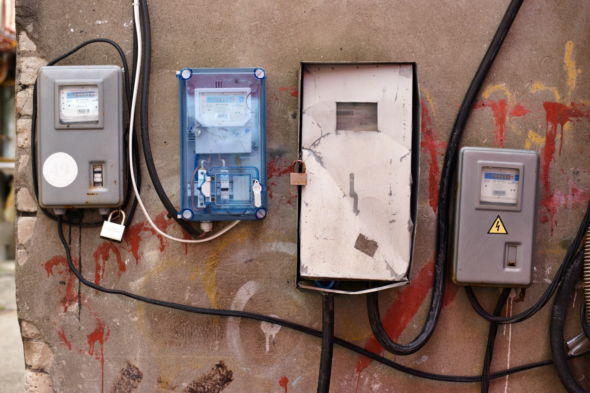 Compteurs électriques extérieurs fixés sur un mur