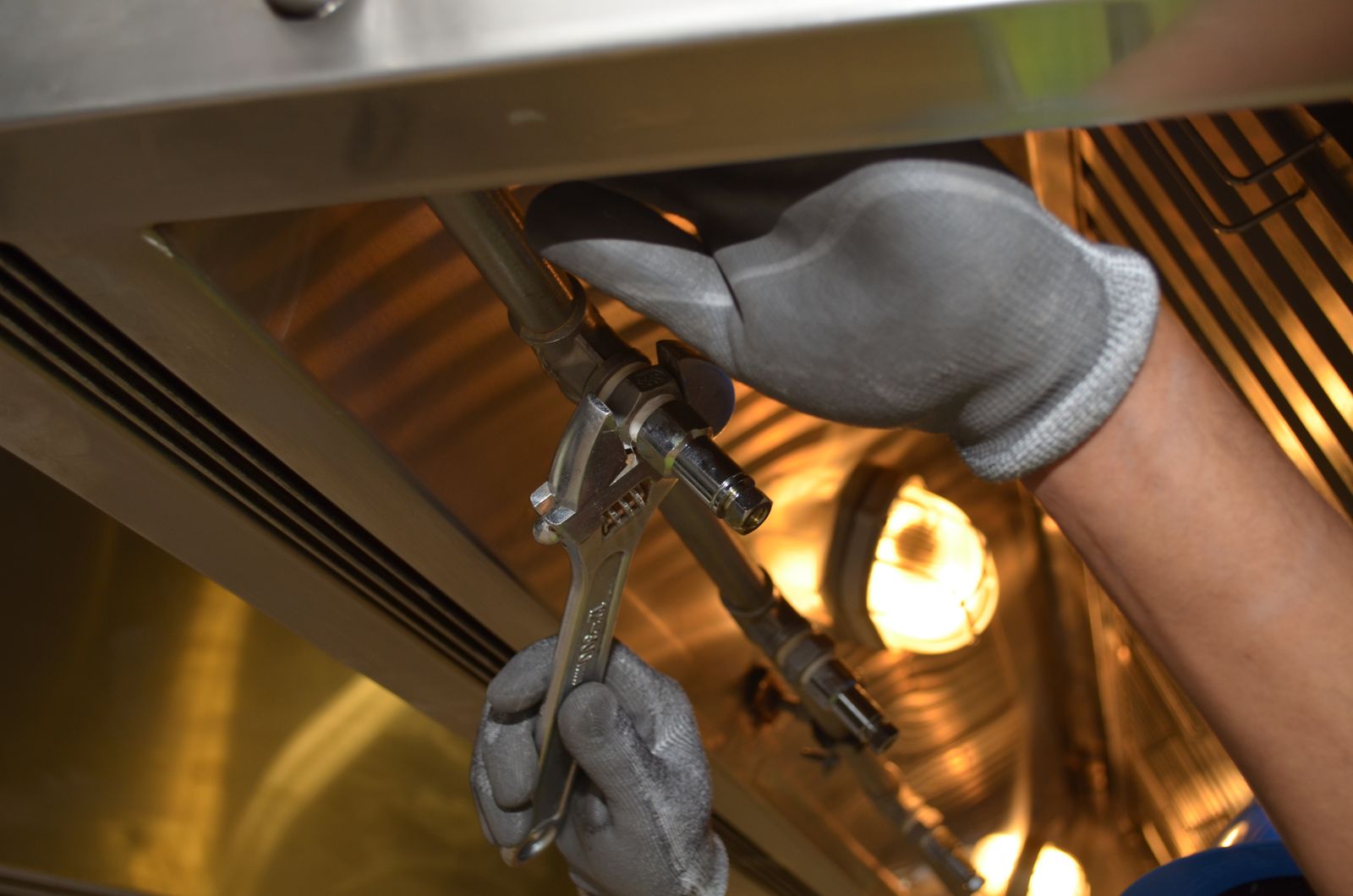 Artisan débouchant une canalisation avec des outils professionnels