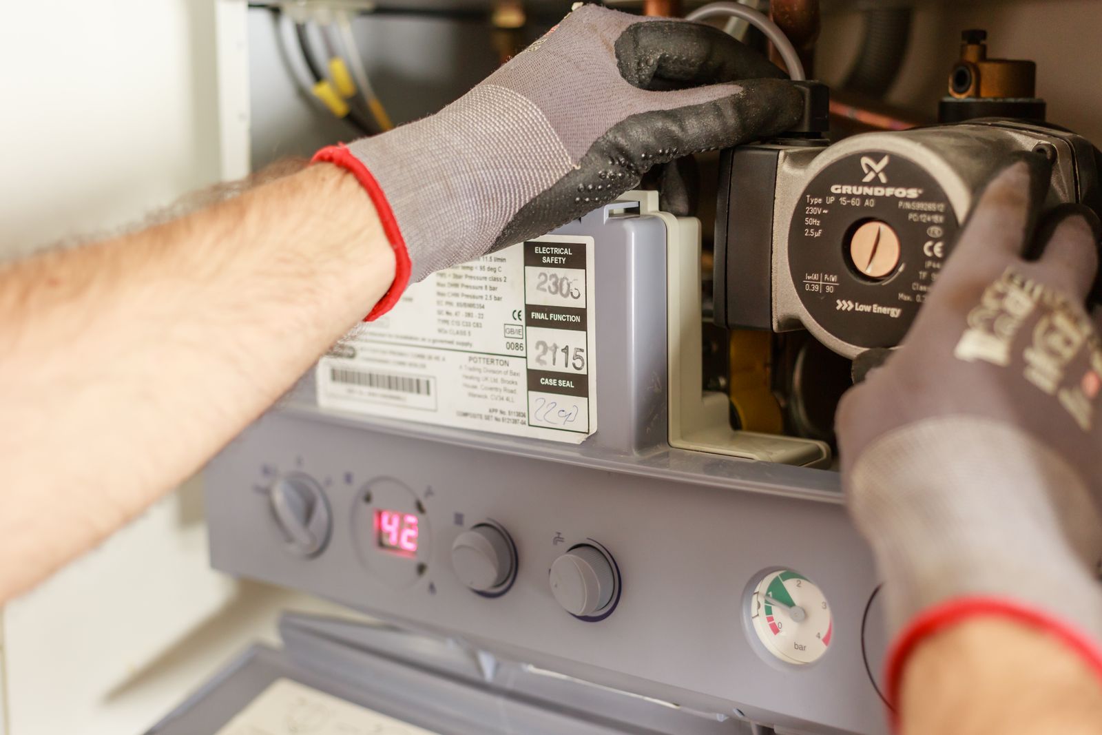 Technicien réglant un système de chauffage