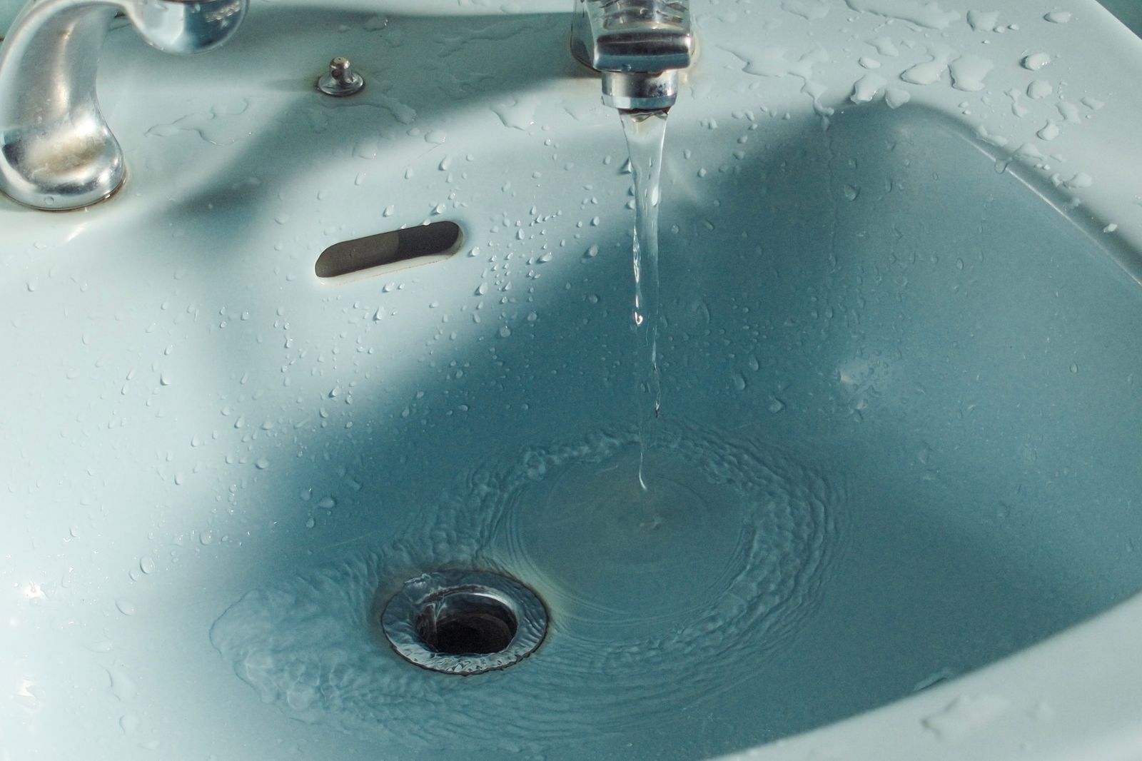 Eau s écoulant dans une évacuation de lavabo