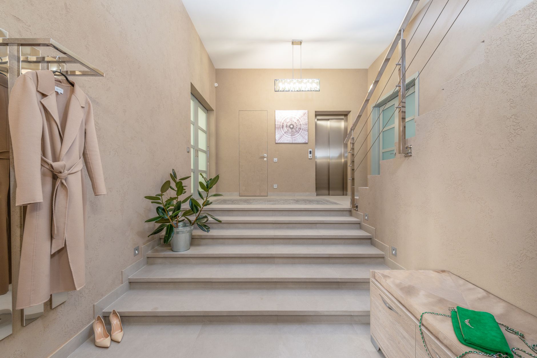 Entree avec ascenseur et escalier