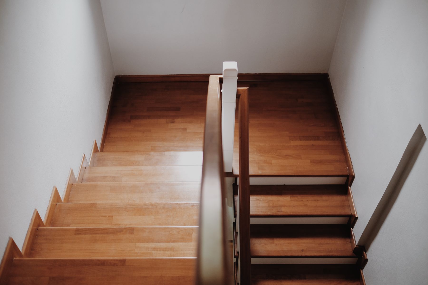 Cage d’escalier lumineuse avec garde-corps