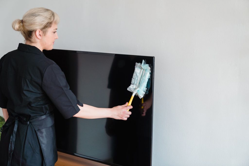 Nettoyage d'un ecran de television a la maison
