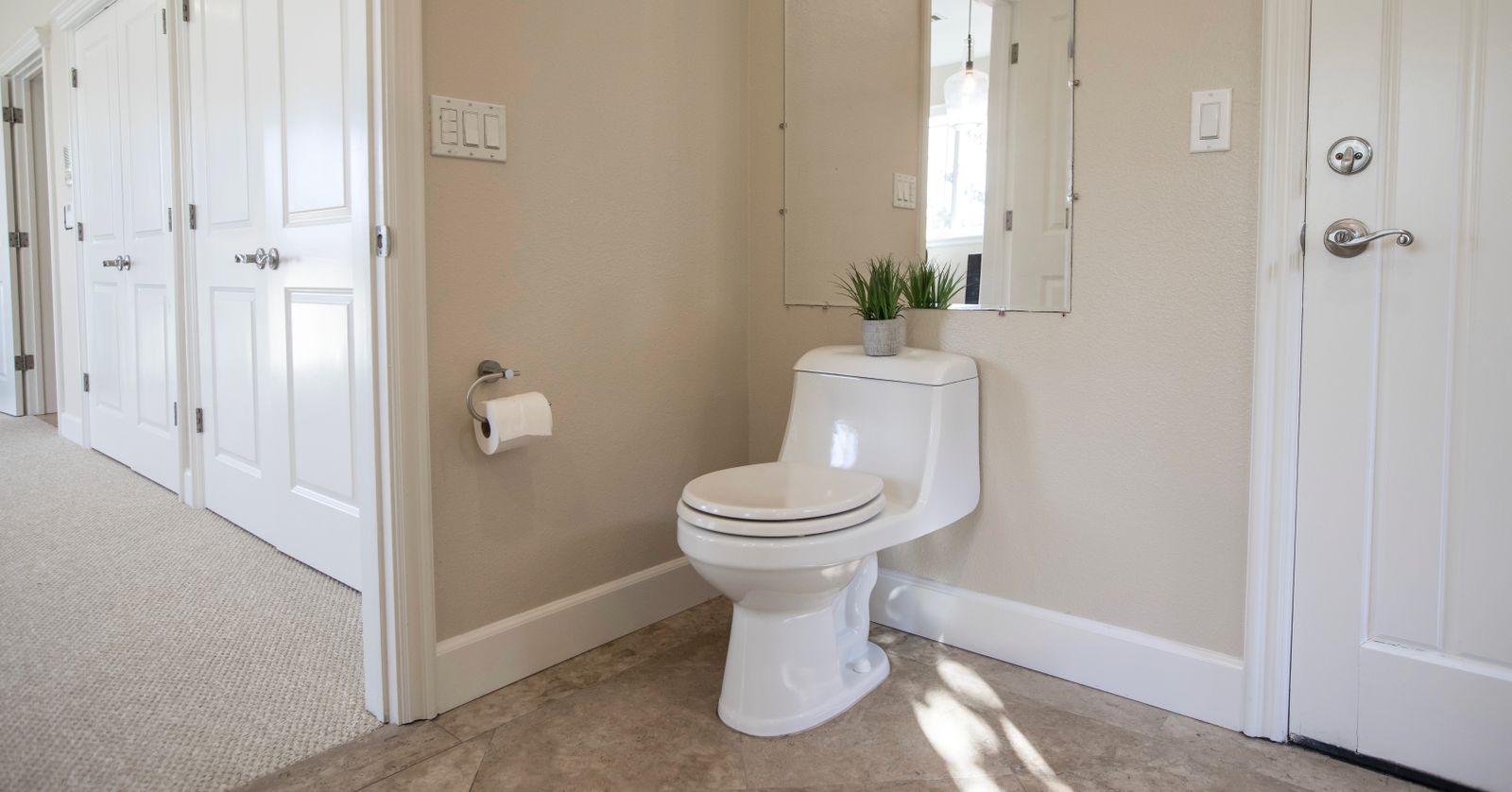 Salle de bain moderne avec WC suspendu