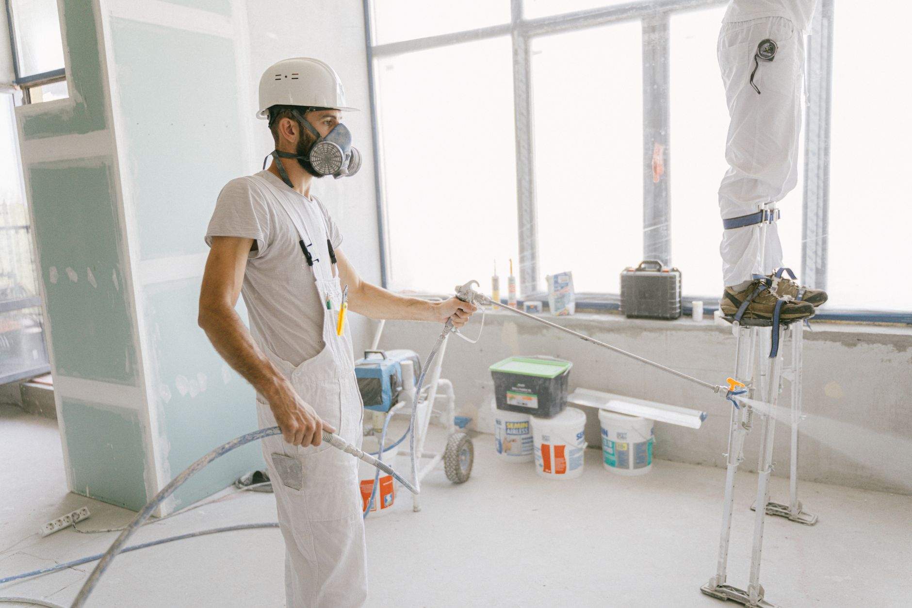 Ouvriers renovant l'interieur d'un logement