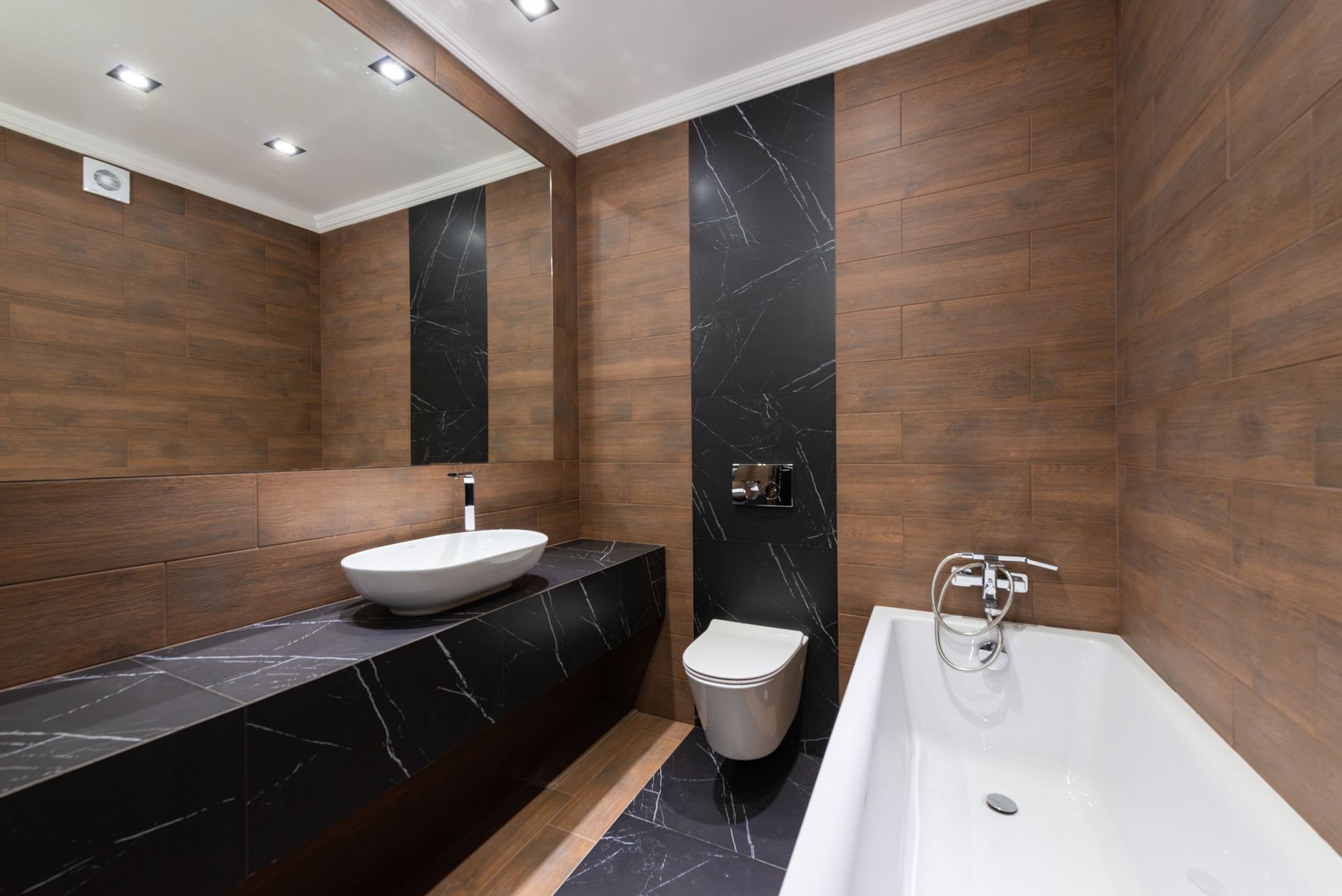 Salle de bain moderne aux finitions bois