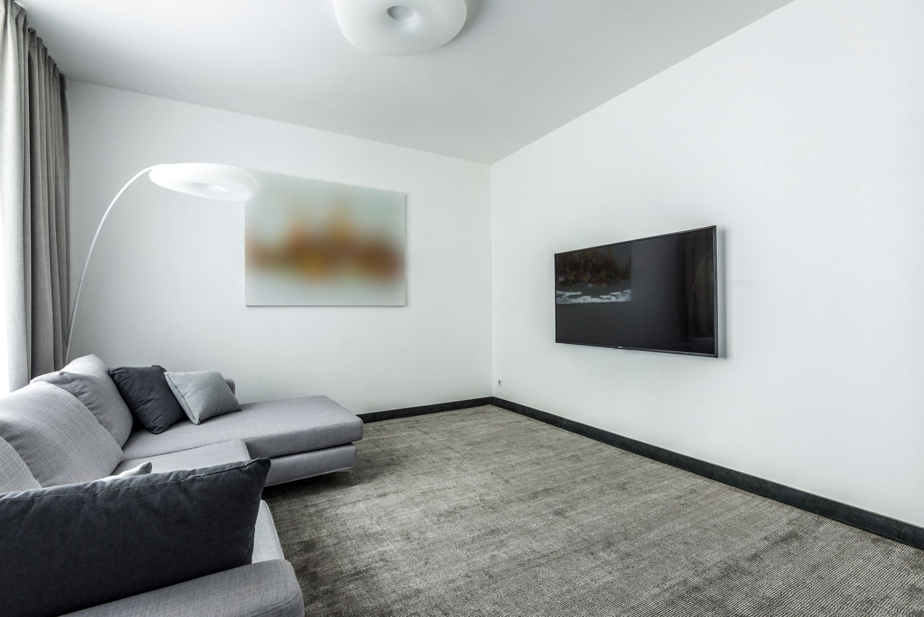 Salon moderne avec télévision murale
