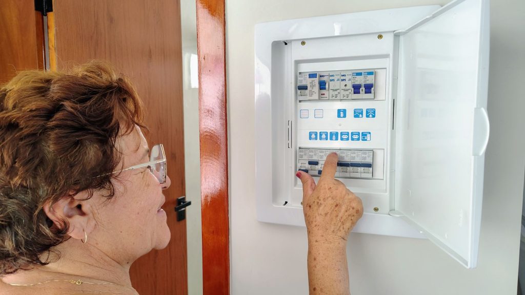 Manipulation des disjoncteurs d'un tableau electrique