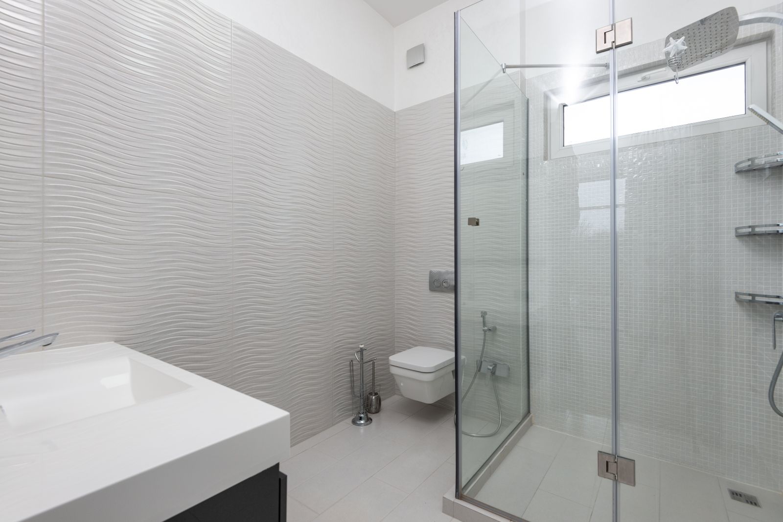 Salle de bain claire avec toilettes suspendues