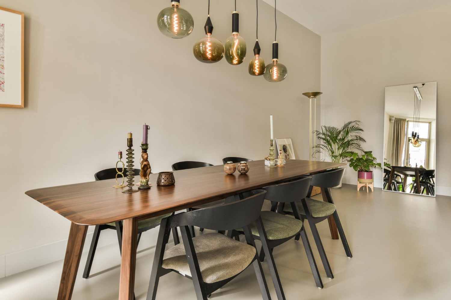 Une table de salle à manger en bois foncé offre un rendu moderne et design.