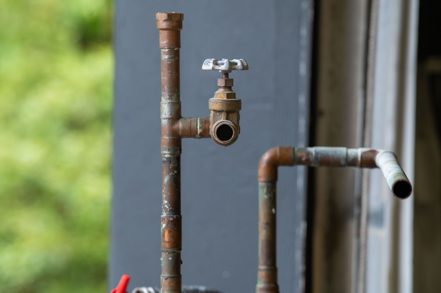 Vanne et tuyau d'une arrivée d'eau ancienne