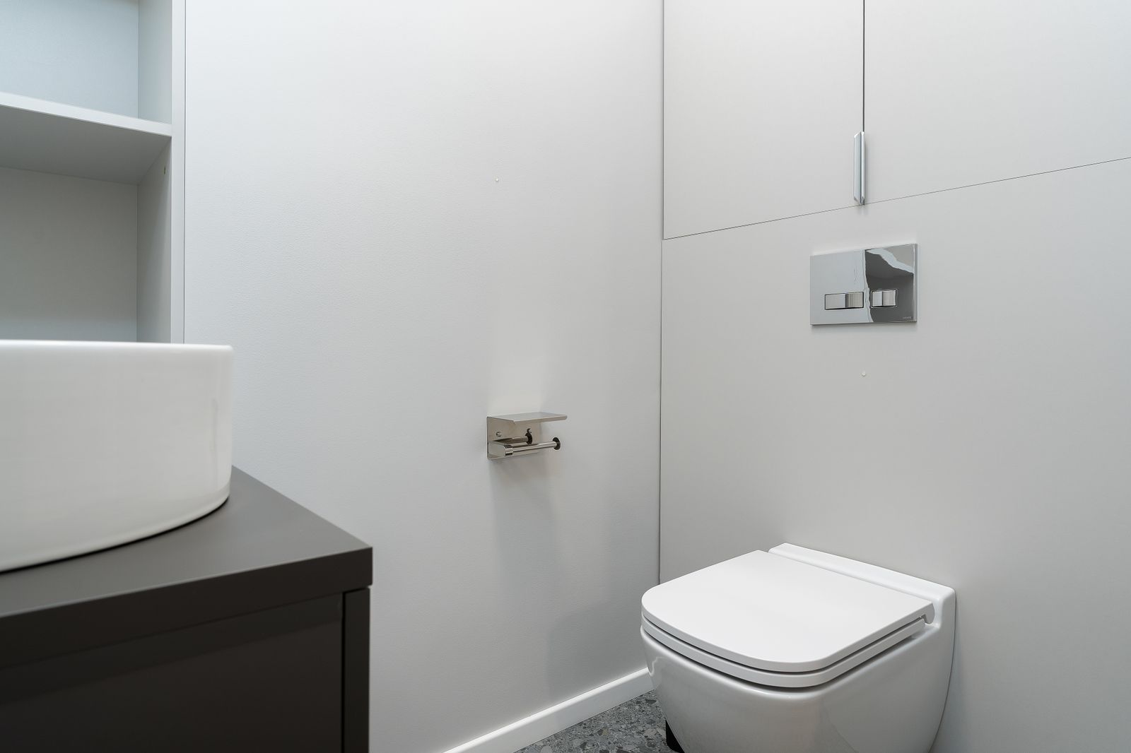 Salle d eau minimaliste avec WC suspendu et vasque murale