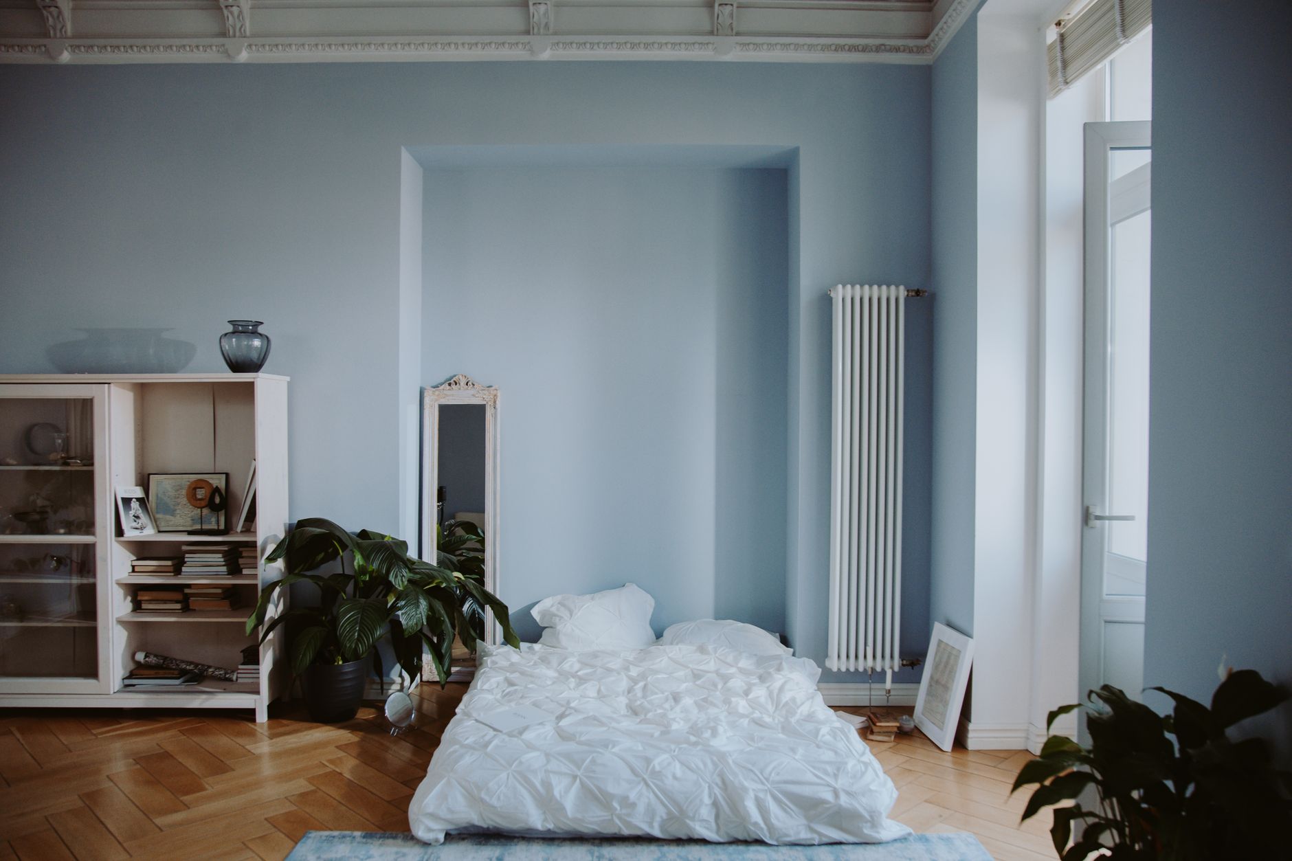 Chambre minimaliste avec parquet et plantes